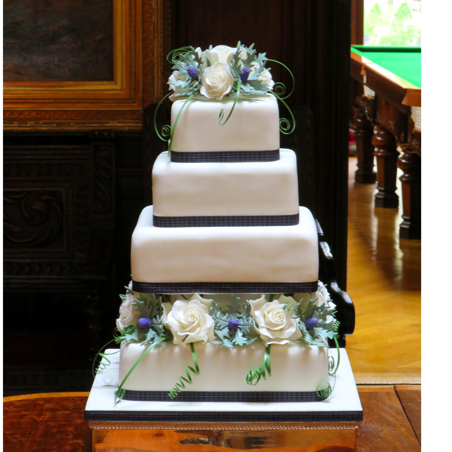 Cake decorated with sugar Sea Holly and Roses.