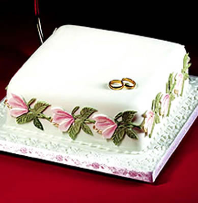 Cake Decorated with Magnolia and Rose